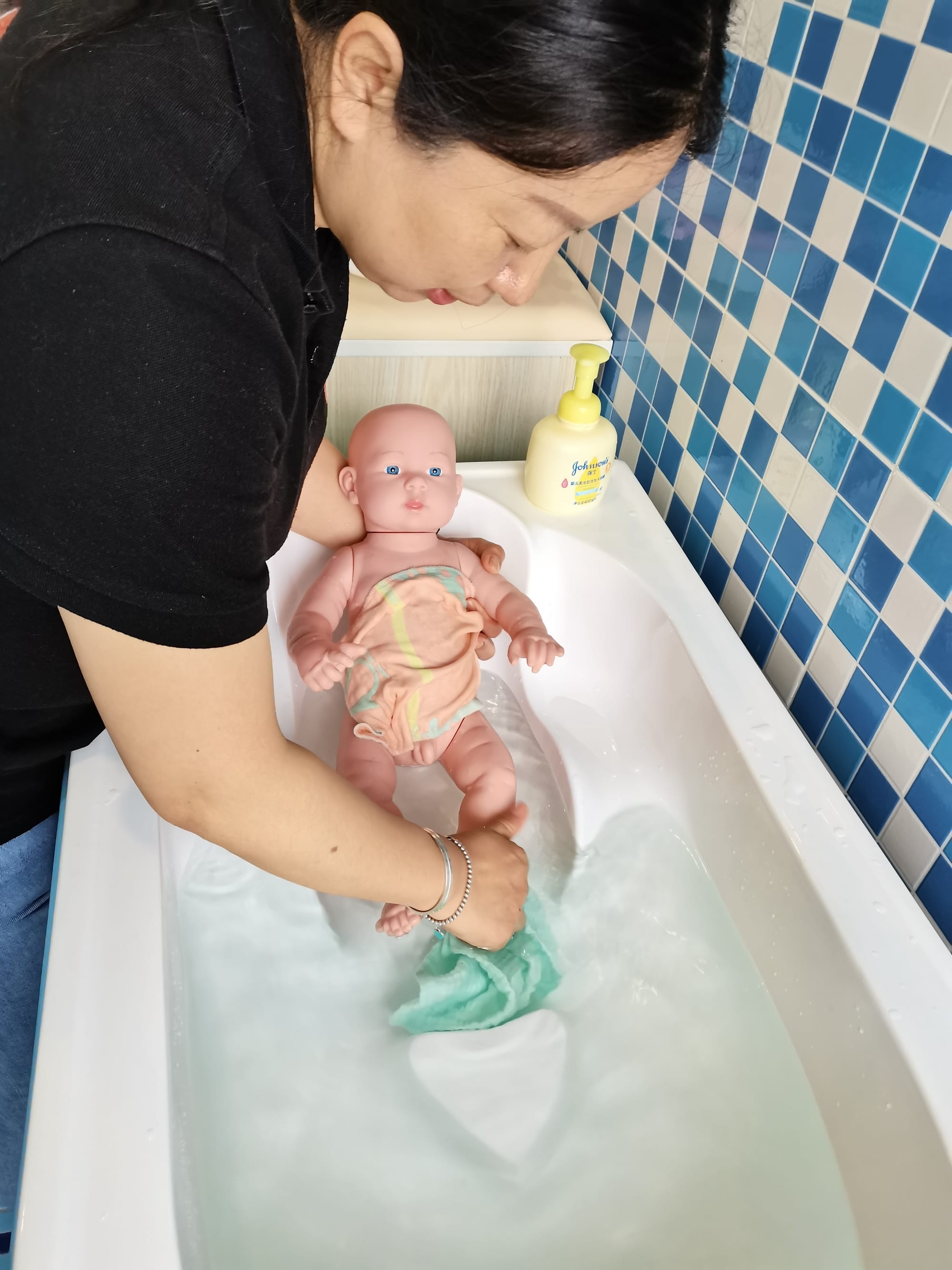婴儿洗澡实操练习